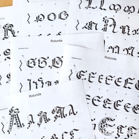 Kaligrafia historyczna - pisma gotyckie - 14 spotkań, wtorki 18:00-20:00, 07.10.2025-03.02.2026