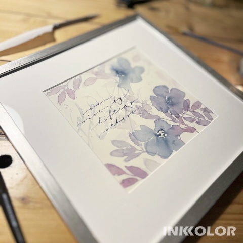 „We rise by lifting others” – akwarela kwiatowa z kaligrafią