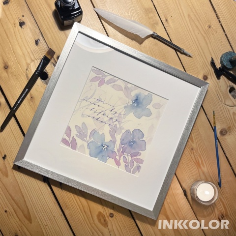 „We rise by lifting others” – akwarela kwiatowa z kaligrafią