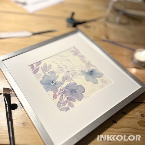 „We rise by lifting others” – akwarela kwiatowa z kaligrafią