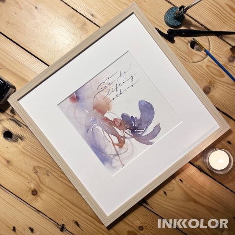 „We rise by lifting others” – akwarelowa ilustracja z kaligrafią