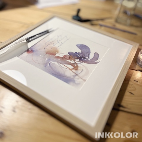 „We rise by lifting others” – akwarelowa ilustracja z kaligrafią