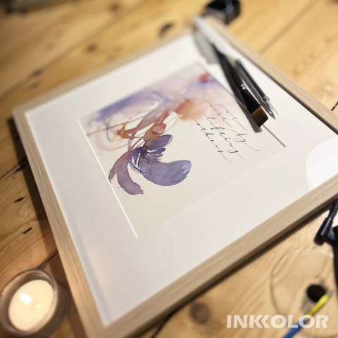 „We rise by lifting others” – akwarelowa ilustracja z kaligrafią