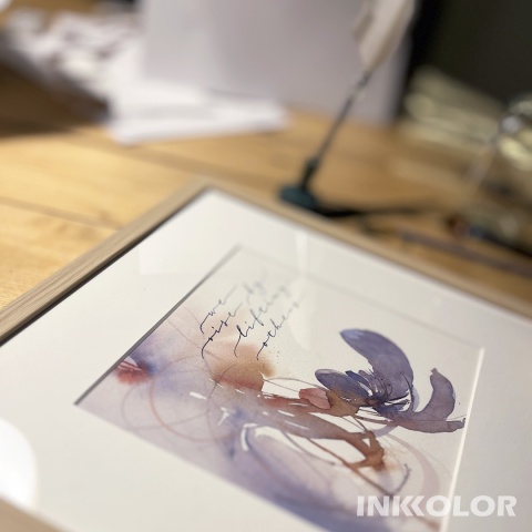 „We rise by lifting others” – akwarelowa ilustracja z kaligrafią