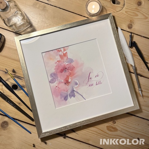 „La vie est belle” – ręcznie malowana akwarela kwiatowa z kaligrafią