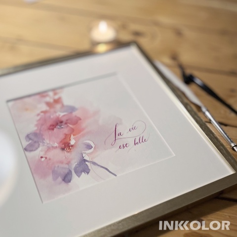 „La vie est belle” – ręcznie malowana akwarela kwiatowa z kaligrafią