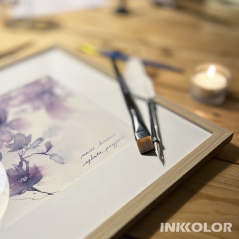 „Nasze korzenie splata przyjaźń” – akwarela kwiatowa z kaligrafią