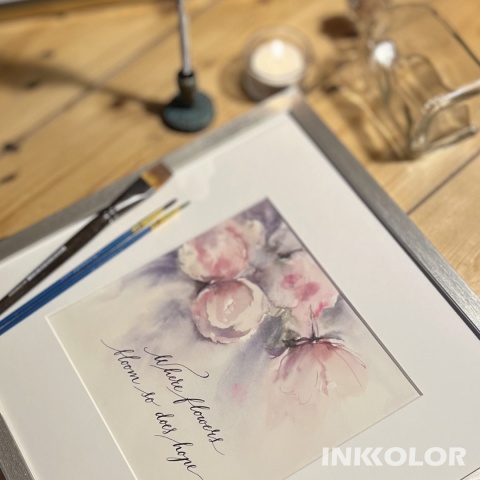 „Where flowers bloom, so does hope” – delikatna akwarela z kaligrafią