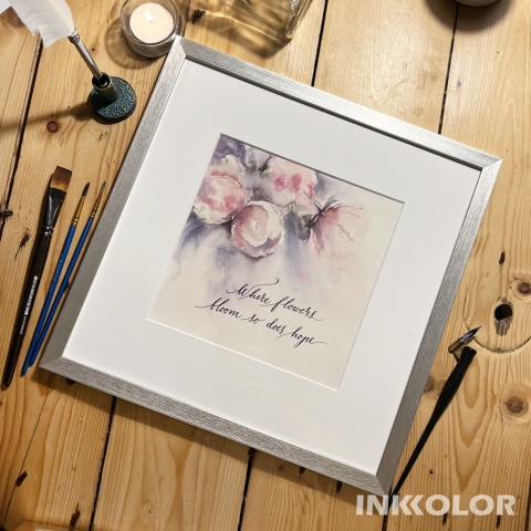„Where flowers bloom, so does hope” – delikatna akwarela z kaligrafią