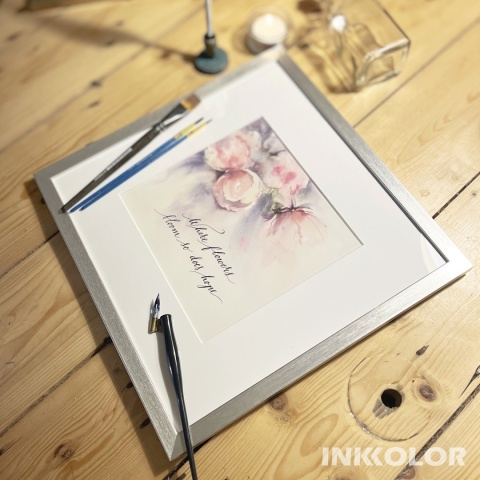 „Where flowers bloom, so does hope” – delikatna akwarela z kaligrafią